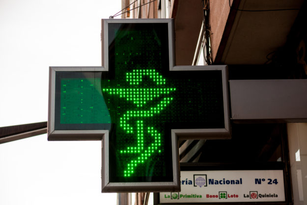 ¿Cuál es el origen del símbolo de una farmacia?