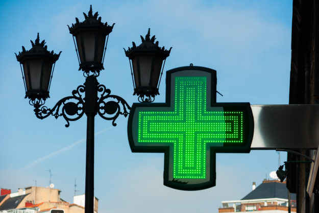 ¿Por qué las cruces de farmacia son verdes?