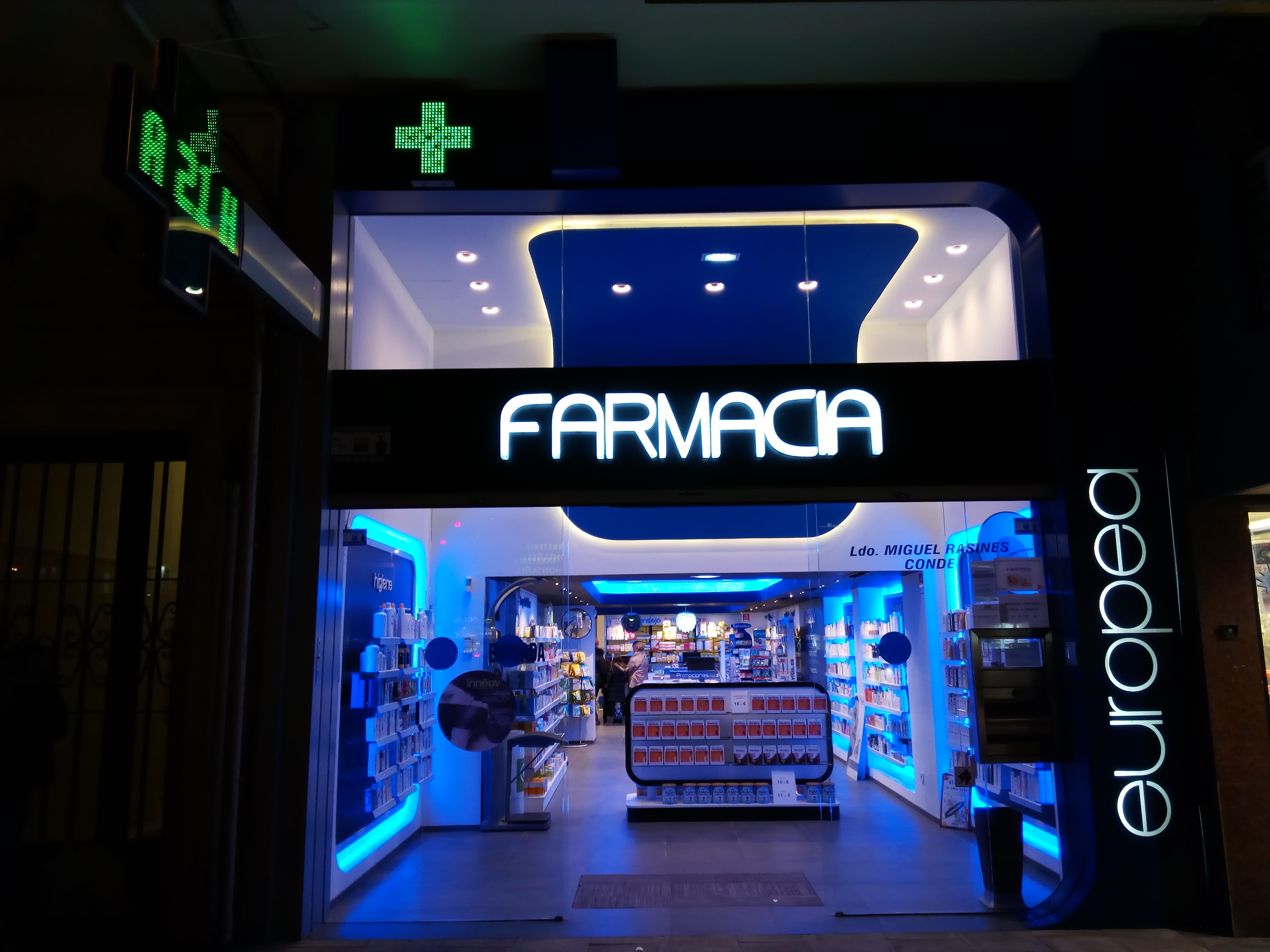 Rótulo metacrilato y cruces LED para farmacia